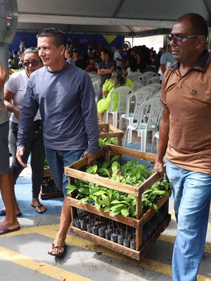 Com uma produção de mamão, coco, banana e abóbora, a agricultora familiar Francinete Souza, moradora do Ramal do Banco, em Rio Preto da Eva (a 57 quilômetros de Manaus), busca investir na produção de café em sua propriedade. Ela foi um dos 130 produtores rurais beneficiados com kits de mudas de café, durante ações de entregas ao setor primário no município.