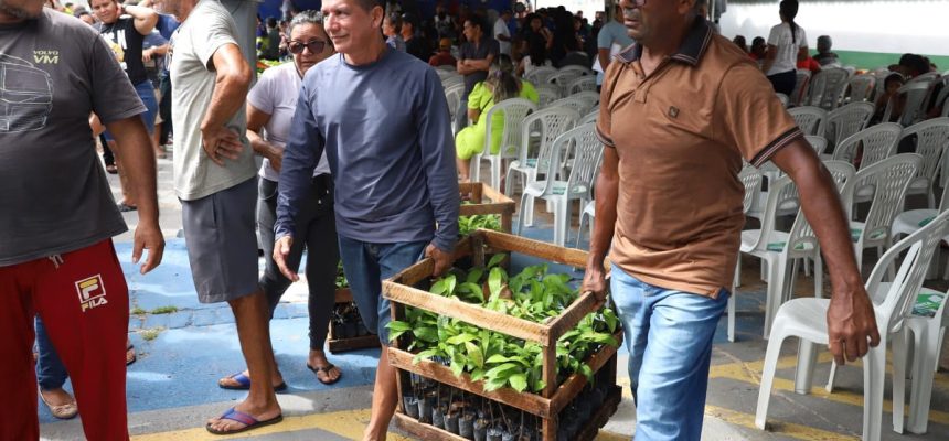 Com uma produção de mamão, coco, banana e abóbora, a agricultora familiar Francinete Souza, moradora do Ramal do Banco, em Rio Preto da Eva (a 57 quilômetros de Manaus), busca investir na produção de café em sua propriedade. Ela foi um dos 130 produtores rurais beneficiados com kits de mudas de café, durante ações de entregas ao setor primário no município.