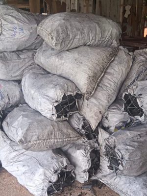 O condutor de uma caminhonete tentou fugir de uma fiscalização ambiental e acabou sendo interceptado com 39 sacas de carvão vegetal, transportado ilegalmente, na segunda-feira (21/04), no km 105 da rodovia AM-010, em Rio Preto da Eva (distante 57 quilômetros de Manaus). A ação foi realizada pelo Instituto de Proteção Ambiental do Amazonas (Ipaam), com apoio do Comando de Policiamento Ambiental (CPAmb) da Polícia Militar do Amazonas, por meio do Batalhão de Policiamento Ambiental (BPAmb).