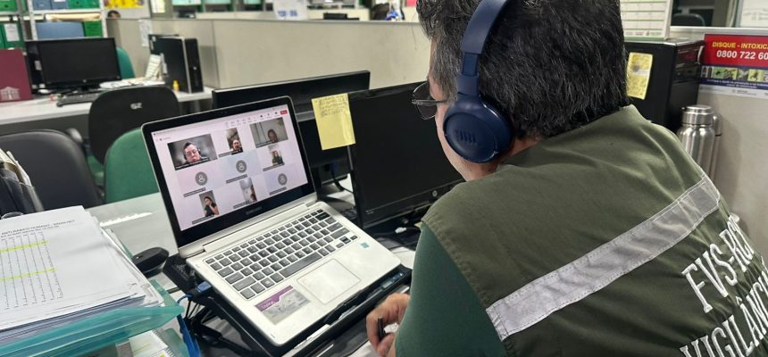 A Fundação de Vigilância em Saúde do Amazonas – Dra. Rosemary Costa Pinto (FVS-RCP) reuniu, nesta segunda-feira (29), representantes de clínicas veterinárias privadas e da Secretaria Municipal de Saúde (Semsa) de Rio Preto da Eva para discutir estratégias no enfrentamento à esporotricose. A reunião virtual teve como foco a importância da notificação de casos suspeitos ou confirmados da doença em animais.